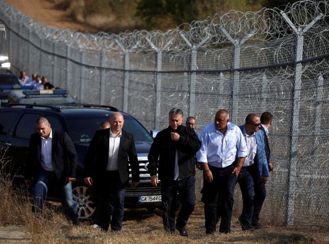 Premier Węgier Viktor Orban oraz premier Bułgarii Boiko Borisov dokonują inspekcji ogrodzenia z drutu kolczastego na granicy Bułgarii i Turcji.