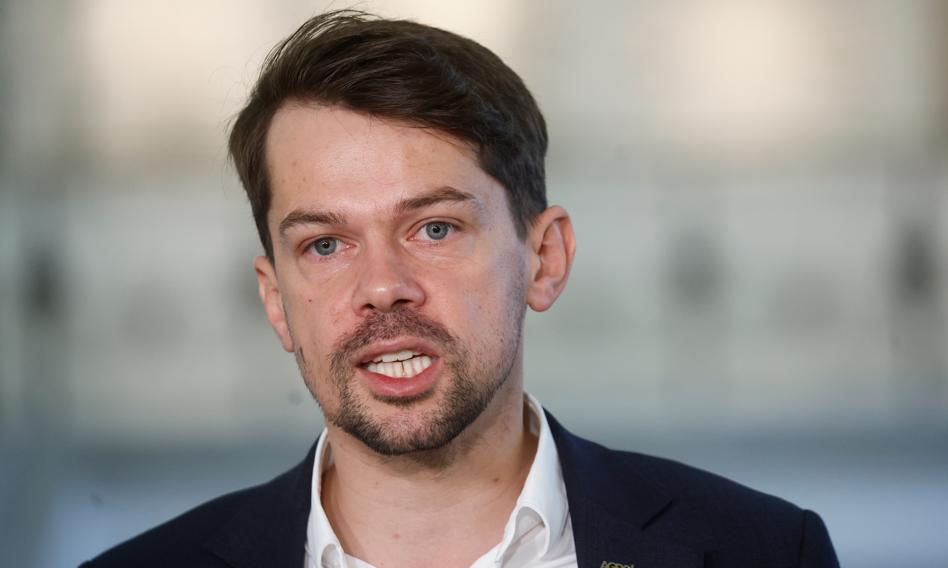 Michał Kołodziejczak kupił dyplom w Collegium Humanum? Wiceminister: W całej aferze czuje się bardziej ofiarą