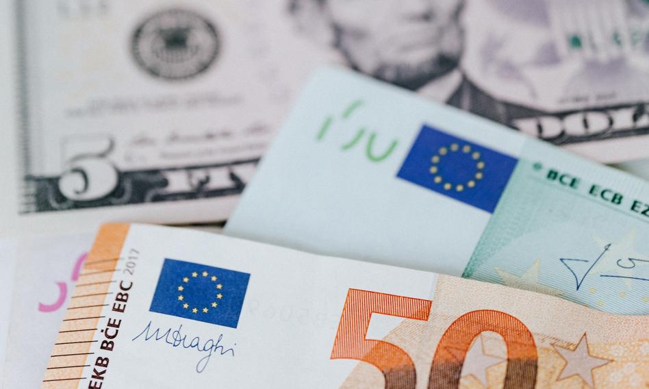 Kurs euro poniżej 4,70 zł. Dolar najtańszy od lipca