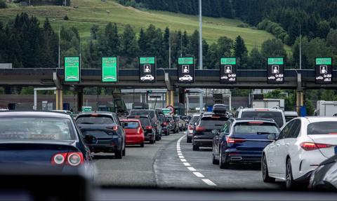 Autem na wakacje po Europie 2026. Nowe cenniki i surowe kary na autostradach. Jeden błąd i zapłacisz fortunę