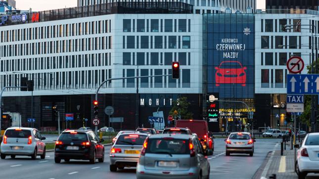 Sztuczna inteligencja ostrzega warszawskich kierowców