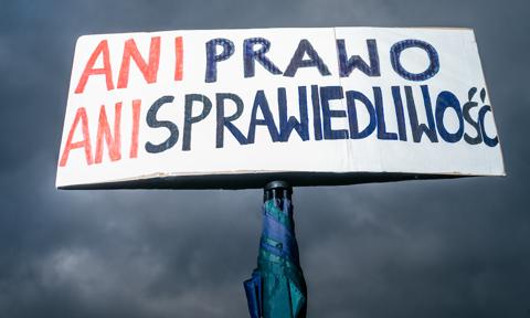Żelazny elektorat kontra reszta. Jak wyborcy oceniają „sprzątanie po PiS”?