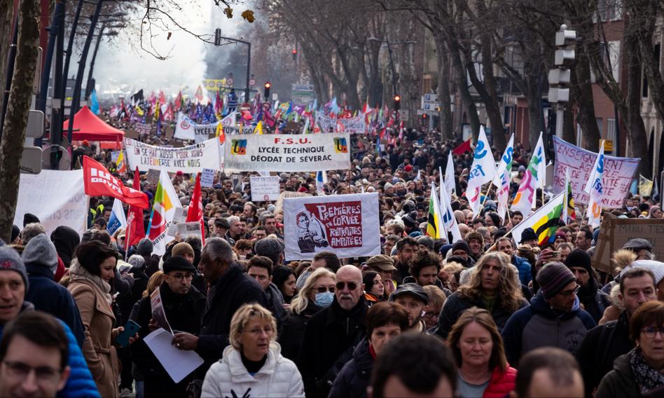 Gigantyczny strajk odnośnie wieku emerytalnego we Francji rozlewa się na prowincję