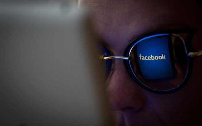 Facebook Marketplace wykorzystany do sprzedaży broni i narkotyków