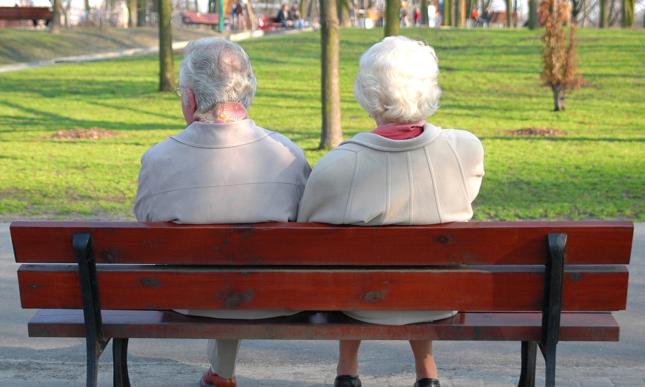 Prawie 2 tys. stulatków otrzymuje honorowe świadczenie ZUS-u