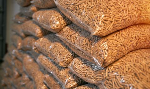 Nie wiatraki, a pellet? Nawet fala upałów nie zatrzyma Polaków przed zakupami