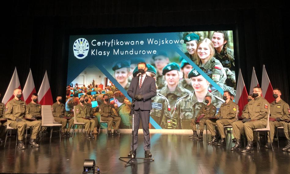 Szef MON: W 16 liceach powstaną klasy "cyber"