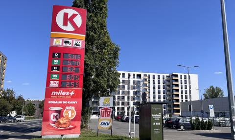 Ceny paliw drgnęły w dół, ale rząd podwyższa opłatę paliwową