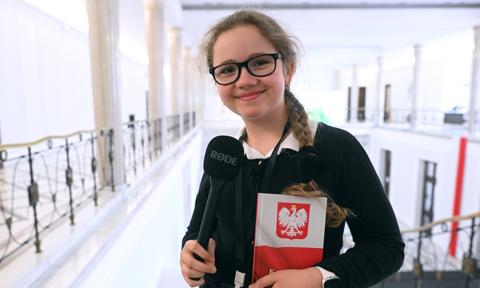 Sejm nie dla Sary. Najmłodsza dziennikarka wyrzucona przez Hołownię