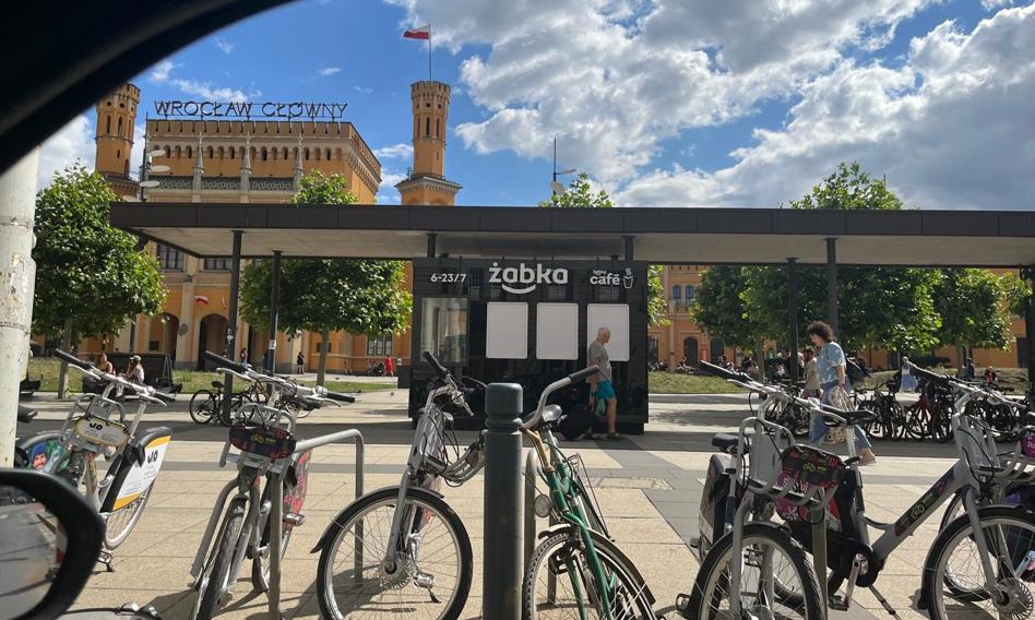 Żabka opens Poland's smallest store – 8 sq m kiosk at Wrocław station
