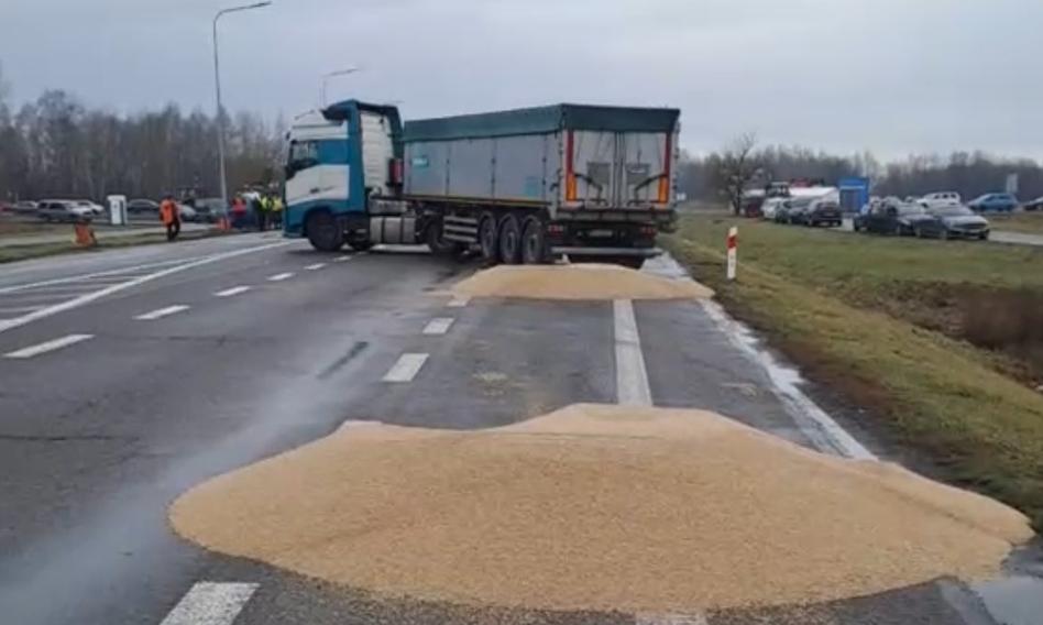 Napięcie na granicy rośnie. Ukraińskie zboże wysypane z ciężarówek