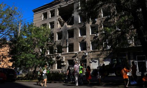 Rosyjski dron uderzył w blok w Kijowie. Alarm w stolicy Ukrainy
