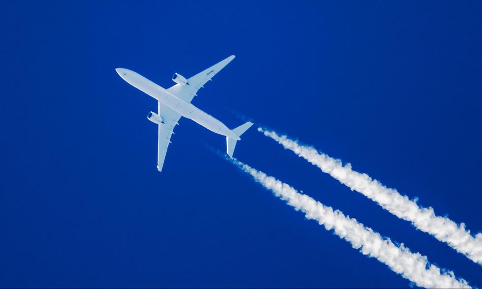 Reklamowanie podróży samolotami powinno być zabronione? Jedna z organizacji proklimatycznych wniosła skargę