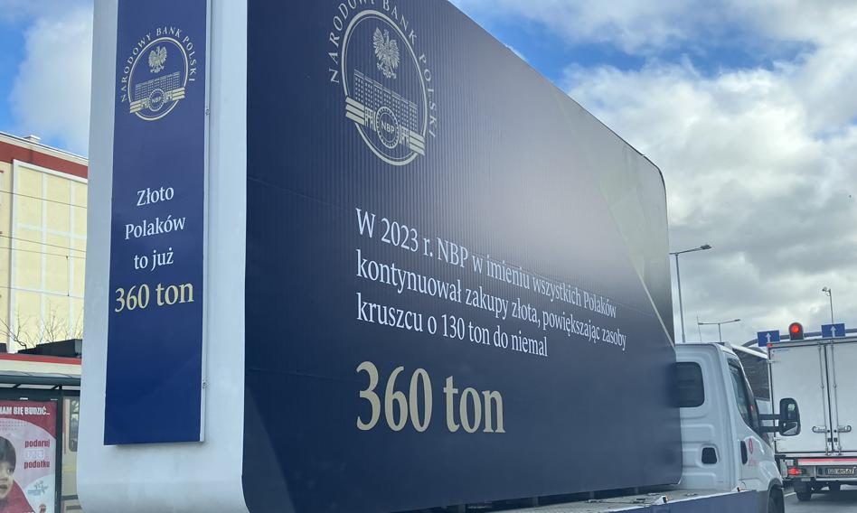 NBP chwali się złotem. Bus ponownie wyjechał na ulice