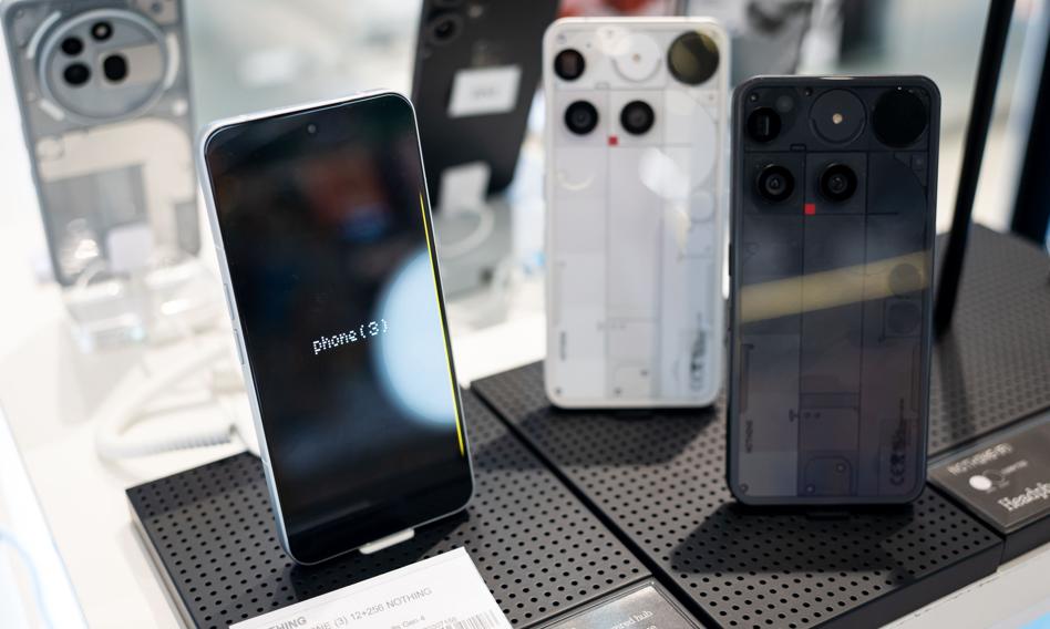 Nothing Phone wygląda jak iPhone 17 Pro, kosztuje ułamek jego ceny