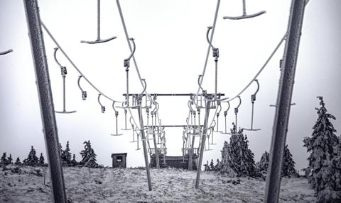 Ekspresowy powrót zimy. IMGW: W górach śnieg i wiatr do 120 km/h