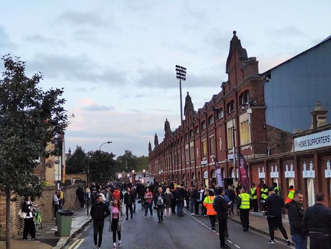 Elewacja stadionu Carven Cottage nawiązuje do architektury okolicy. Zdjęcie zrobione przed meczem Championship pomiędzy Fulham i Wigan