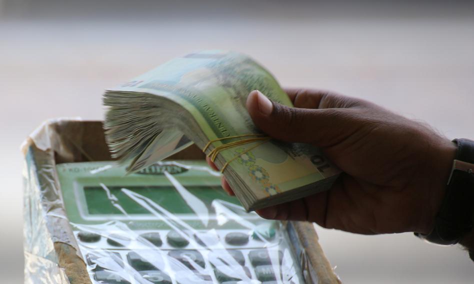 Rosja drukuje w Benghazi fałszywe banknoty, którymi zalewa podzieloną Libię