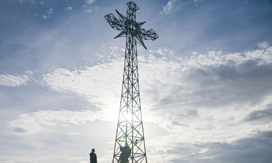 Chcieli uczcić Jana Pawła II i nielegalnie rozświetlili krzyż na Giewoncie. Poniosą konsekwencje