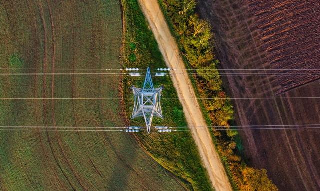 Masz słup energetyczny na działce? Po wyroku TK otwiera się droga do pieniędzy