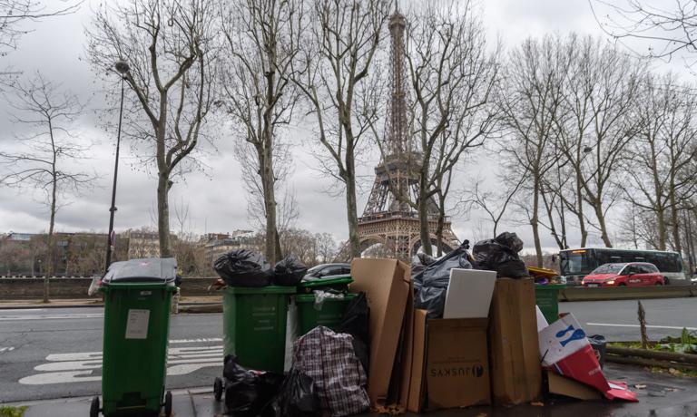 Paris se noie sous les ordures à la suite d’une vague de protestations sans fin