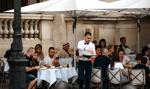 Tak się robi "wałki" w restauracjach. Dziennie "dorabiają" nawet 300 zł
