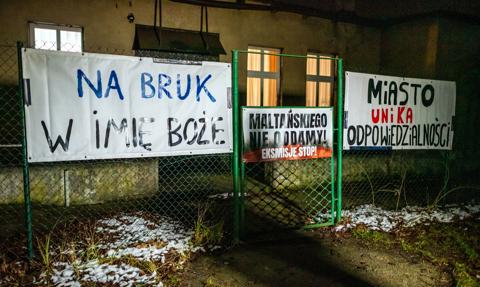 Deweloper kupił osiedle z... 250 rodzinami. Kuria milczy, mieszkańcy mówią o "piekle"