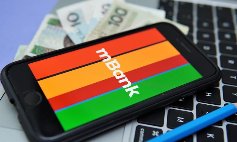 mBank připravuje změny převodů.  Už žádné posílání peněz staromódním způsobem