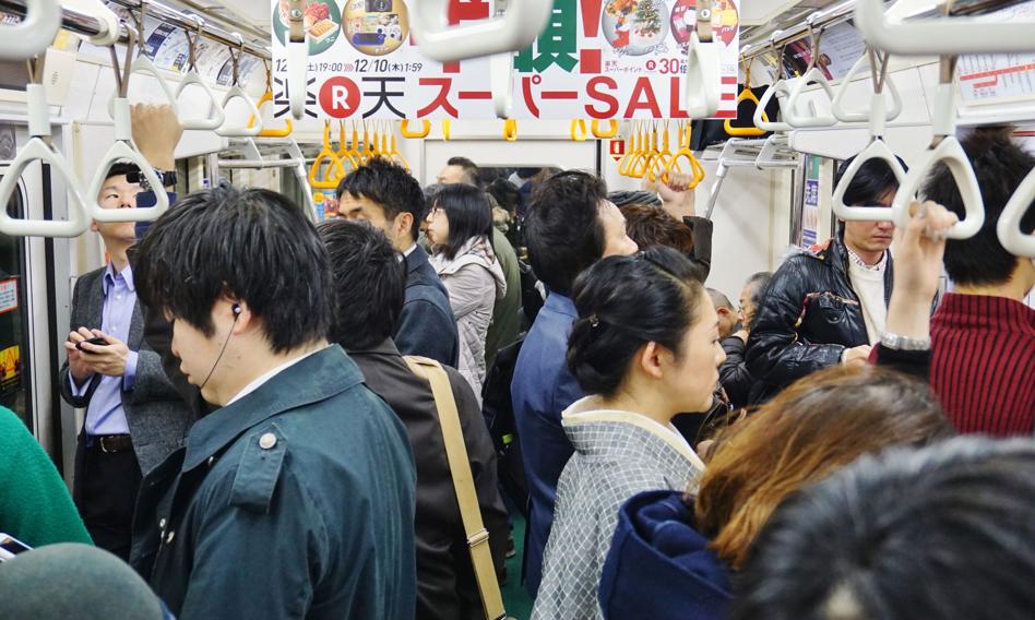 Cyfryzacja dopadła metro. Japonia nie mierzy już zatłoczenia miejskich pociągów... gazetami
