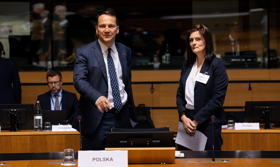 Sikorski: UE przekaże Ukrainie co najmniej 1,2 mld euro zysków z zamrożonych rosyjskich aktywów