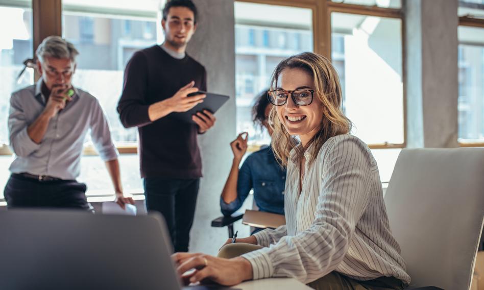 Kobiety częściej niż mężczyźni angażują się w pracy