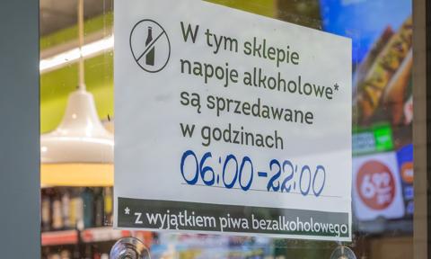 Polacy za nocnym zakazem sprzedaży alkoholu w całym kraju