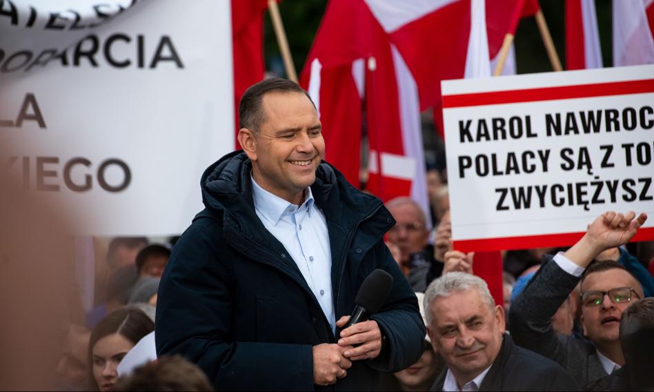 Sondaż dla „Newsweeka”. Coraz mniejsza strata Nawrockiego