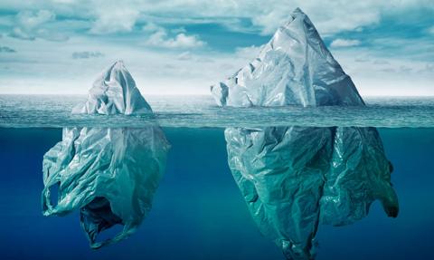 Do oceanów wciąż trafia ponad 8 milionów ton plastiku. To nie tylko śmieci