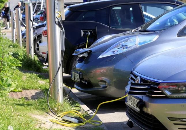 Samochody elektryczne ładowane na parkingu w Oslo, Norwegia.