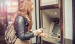 Jak wypłacić pieniądze z bankomatu? Poradnik krok po kroku