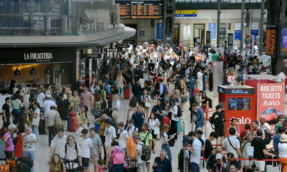 Stanie komunikacja miejska, statki i kolej. Włochy sparaliżowane przez strajki