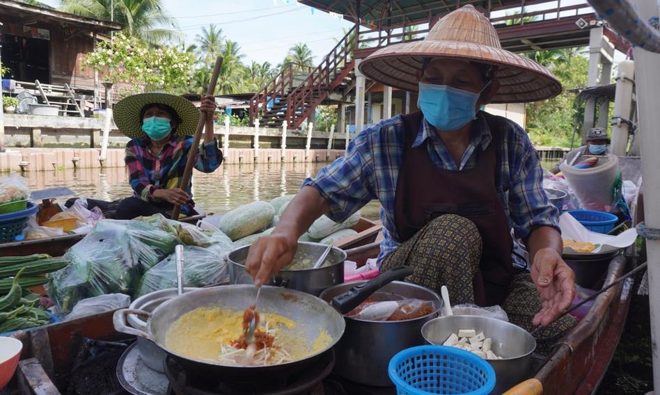 Koronawirus w pocie pod pachami? Testują sprzedawcy w Tajlandii