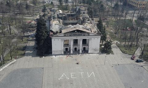 Doradca mera Mariupola: Rosjanie wywożą ciała cywilów z ruin Teatru Dramatycznego