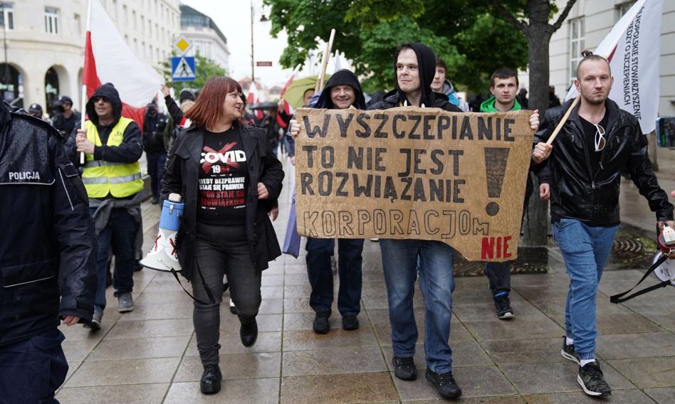 Lewica apeluje o sądy 24-godzinne dla agresywnych antyszczepionkowców