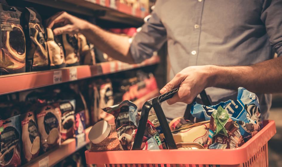 Caro en los supermercados. Es más de la mitad del coste de hace un año.