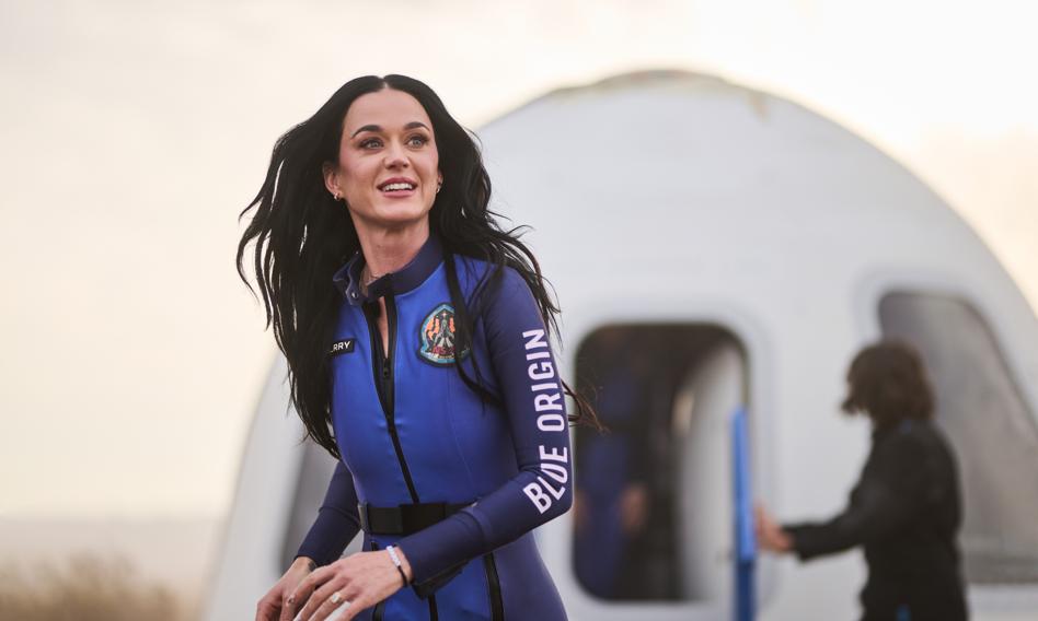 Zaśpiewała i wróciła na Ziemię. Po co piosenkarka Katy Perry poleciała w kosmos w rakiecie Blue Origin?