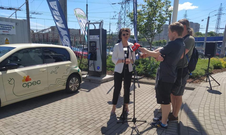 Pionierskie testy mobilnej stacji ładowania pojazdów elektrycznych w Gdyni
