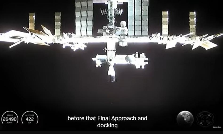 Dragon dotarł do ISS. Tak kapsuła z Polakiem na pokładzie dokuje do stacji