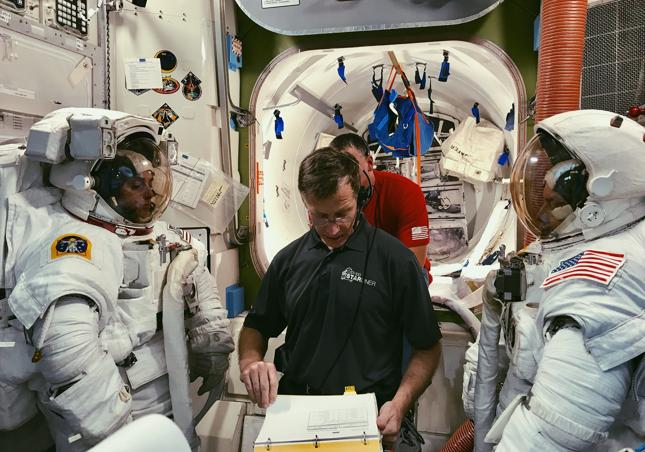 Astronauci NASA Nicole Mann i Mike Fincke podczas szkolenia przez "kosmicznego" specjalistę z Boeinga Chrisa Fergusona