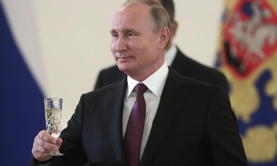 Prawdziwy szampan tylko rosyjski. Putin &quot;skazał&quot; zagraniczne alkohole na wino musujące