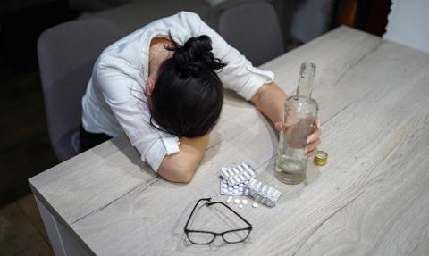 Pracownicy biorą coraz więcej L4 z powodu nadużywania alkoholu. Głównie 40-latkowie