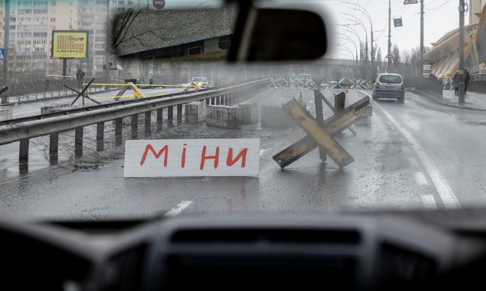 Sikorski: Rosja zaminowała obszar niemal 1/3 Ukrainy