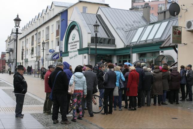 Kolejka klientów, która ustawiała się do oddziału banku przy ul. Warszawskiej w Ciechanowie zniknęła 27 października