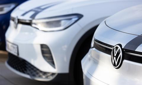 W salonach pękło pół miliona. Volkswagen najpopularniejszy a „chińczyk” na podium